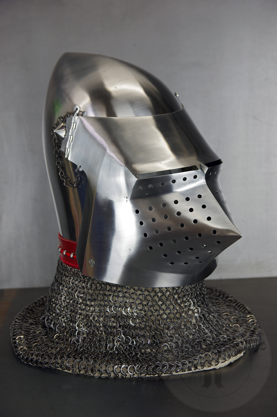 Visored bascinet based on example from Le Landeron in Switzerland, circa 1380-1400. Material: 2 mm steel with 0,3 % carbon. Heat treatment: hardened and tempered up to 34 HRC. Weight 4,090 kg / Przyłbica starszego typu tzw. psi pysk wzorowana na oryginale z Le Landeron w Szwajcarii, datowana na 1380-1400 rok. Materiał: stal 2 mm o zawartości węgla 0,3%. Hartowany i odpuszczany do 34 HRC. Waga 4,090 kg.